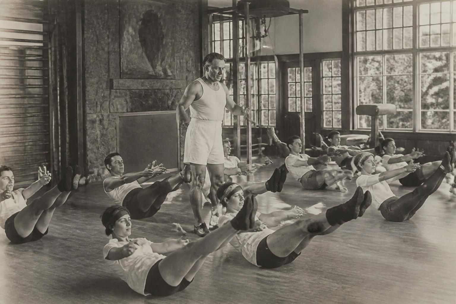 descubre la historia de jacob's pillow en lee y cómo joseph pilates, instructor destacado, introduce una nueva tendencia de fitness revolucionaria en la comunidad.