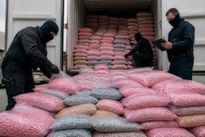 la mayor incautación de mdma en europa: casi una tonelada de esta droga sintética ha sido confiscada, marcando un importante golpe contra el narcotráfico en el continente.