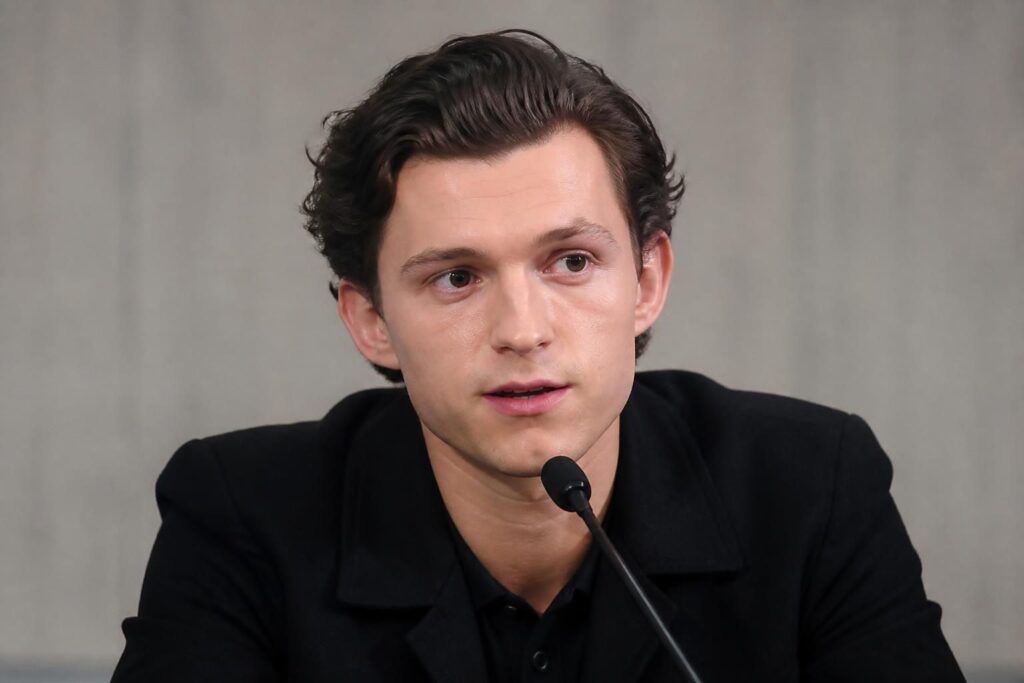 descubre la breve y contundente respuesta de tom holland tras ser llamado 'cuck' por elon musk, y lo que esto revela sobre la controversia entre ambos.