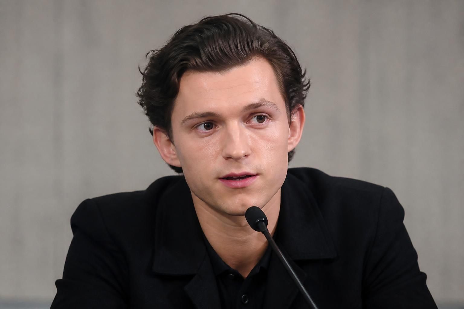 descubre la breve y contundente respuesta de tom holland tras ser llamado 'cuck' por elon musk, y lo que esto revela sobre la controversia entre ambos.