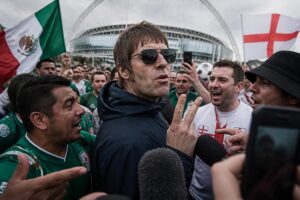liam gallagher reacciona en x tras la victoria de inglaterra sobre méxico: 'dejen de lamentarse sin consuelo'. descubre su polémico mensaje y la reacción en redes sociales.