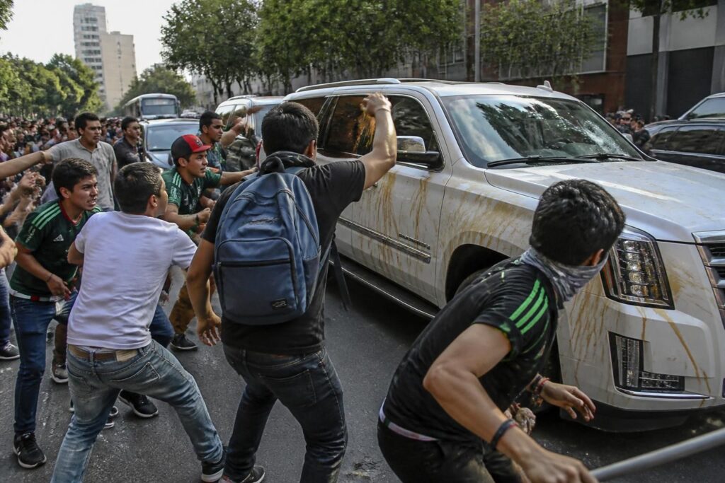 manifestantes vandalizan la camioneta de cuauhtémoc blanco y le gritan 'asesino' en su camino al azteca para el partido méxico-inglaterra, mostrando su descontento y protesta.