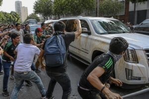 manifestantes vandalizan la camioneta de cuauhtémoc blanco y le gritan 'asesino' en su camino al azteca para el partido méxico-inglaterra, mostrando su descontento y protesta.