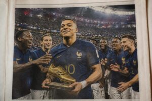 mbappé se consagró como el gran ganador de la bota de oro en el mundial 2026, destacando con su increíble actuación y anotando 10 goles que lo llevaron a la cima del torneo.