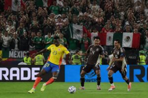 revive los momentos más emocionantes del mundial: hincapié pierde el control mientras méxico hace vibrar el estadio azteca con su pasión y goles inolvidables.