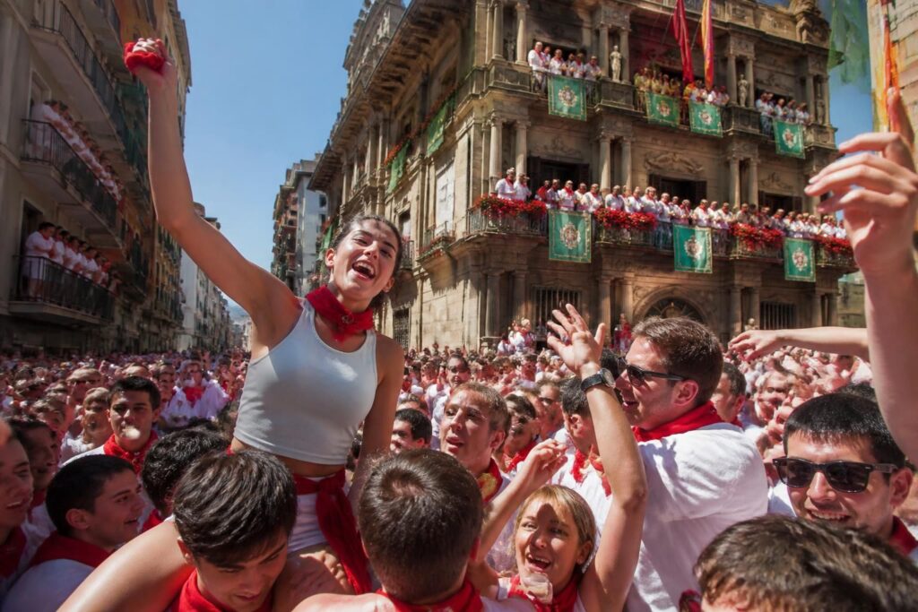 pamplona se llena de energía, multitudes y celebración durante el fin de semana de sanfermines 2026, una fiesta vibrante que no te puedes perder.