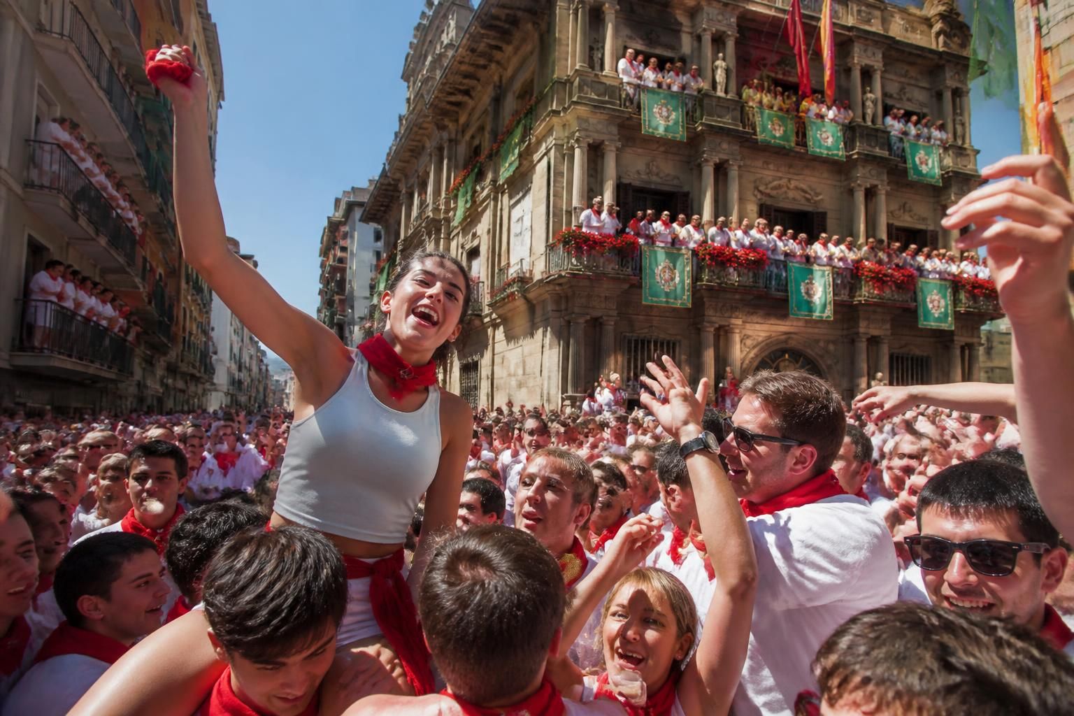 pamplona se llena de energía, multitudes y celebración durante el fin de semana de sanfermines 2026, una fiesta vibrante que no te puedes perder.