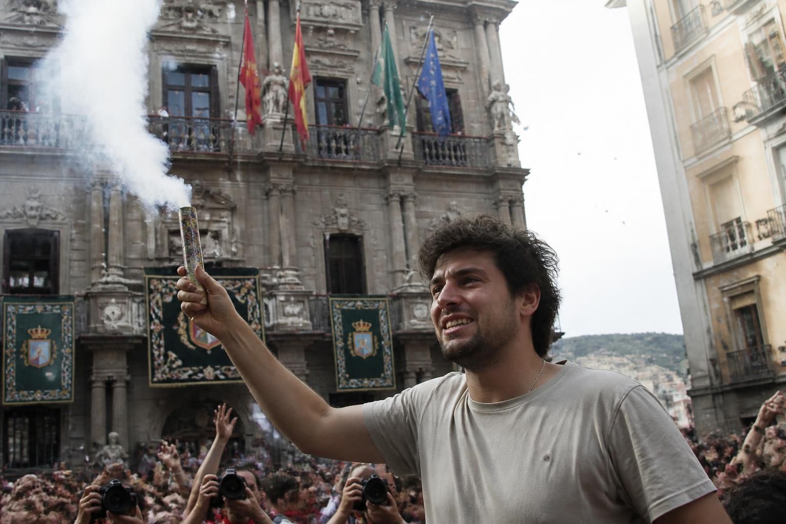 peio reparaz de zetak, invitado especial en el chupinazo desde la casa consistorial, protagoniza un momento único y lleno de emoción en esta tradicional festividad.