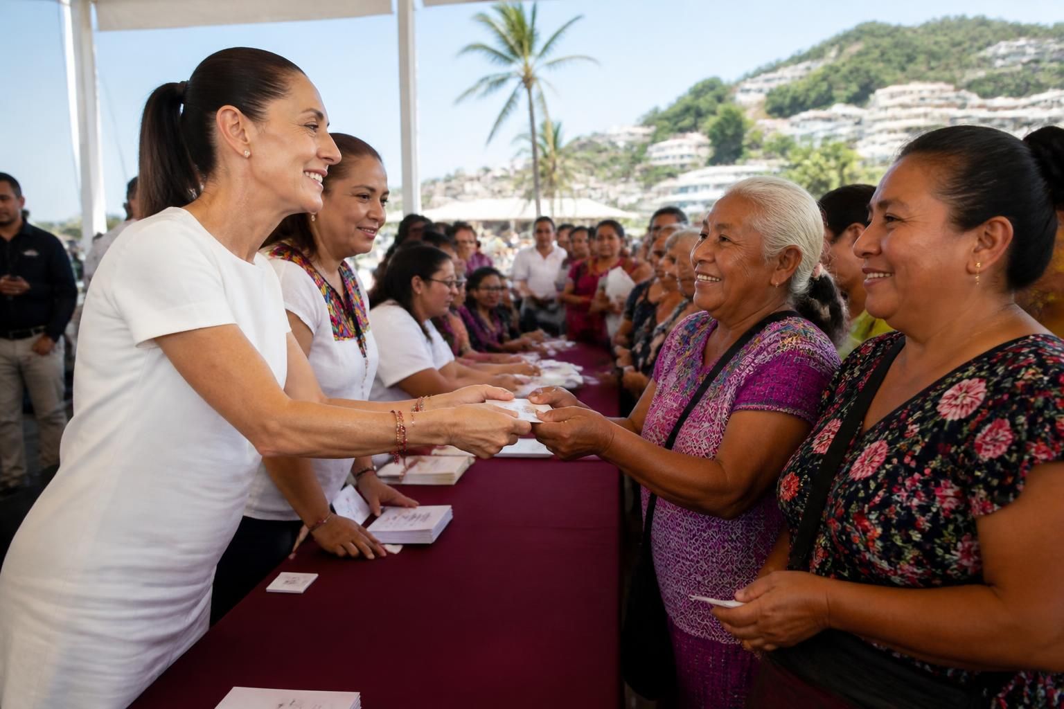 sheinbaum entrega tarjetas de pensión mujeres bienestar a casi 18,000 beneficiarias en acapulco, apoyando el bienestar y la economía de las mujeres locales.