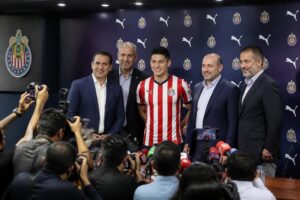 descubre la última noticia sobre chivas con la revelación de su nueva contratación para el apertura 2026. mantente informado sobre todos los detalles y análisis exclusivos.