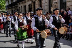 disfruta de un desfile vibrante de txistularis en excelente compañía, celebrando la música y la tradición vasca con alegría y entusiasmo.