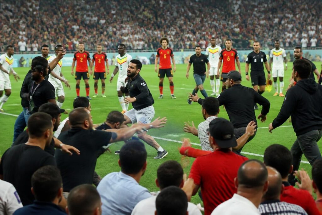 video impactante: espectadores irrumpen en el partido bélgica vs senegal. descubre lo que la televisión del mundial no mostró.