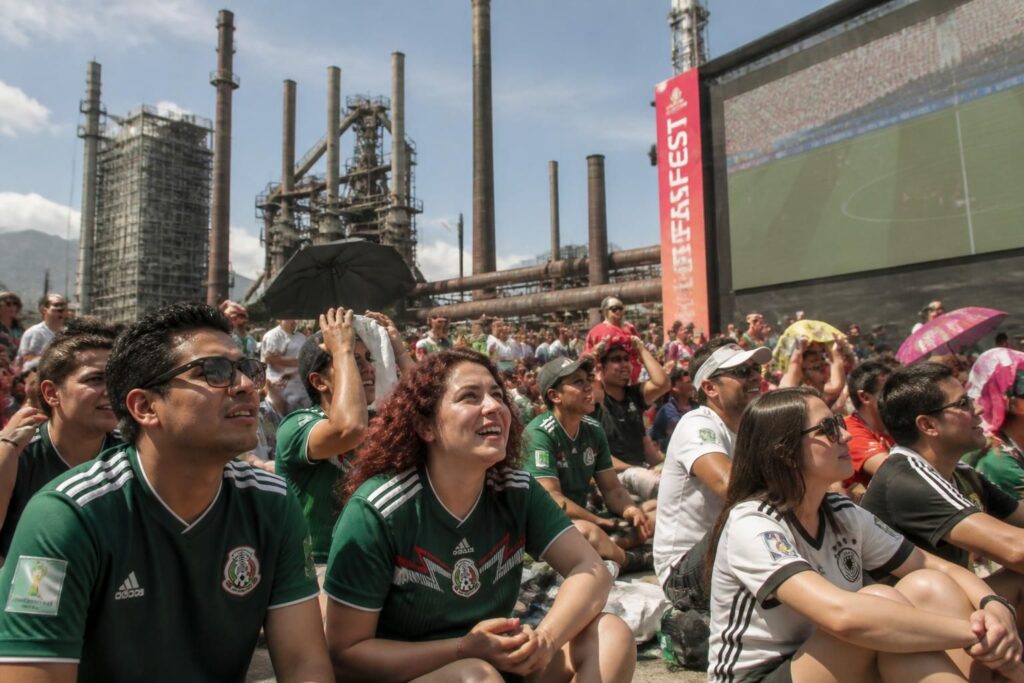 aficionados valientes se reúnen en fundidora para disfrutar juntos de la emocionante final del mundial a pesar del intenso calor.