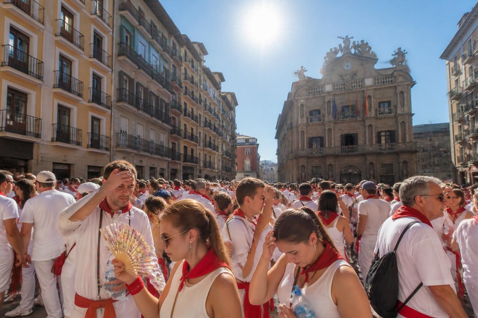 descubre las causas que han convertido a pamplona en un 'horno' durante los recientes sanfermines y cómo afecta esto a los asistentes y residentes.