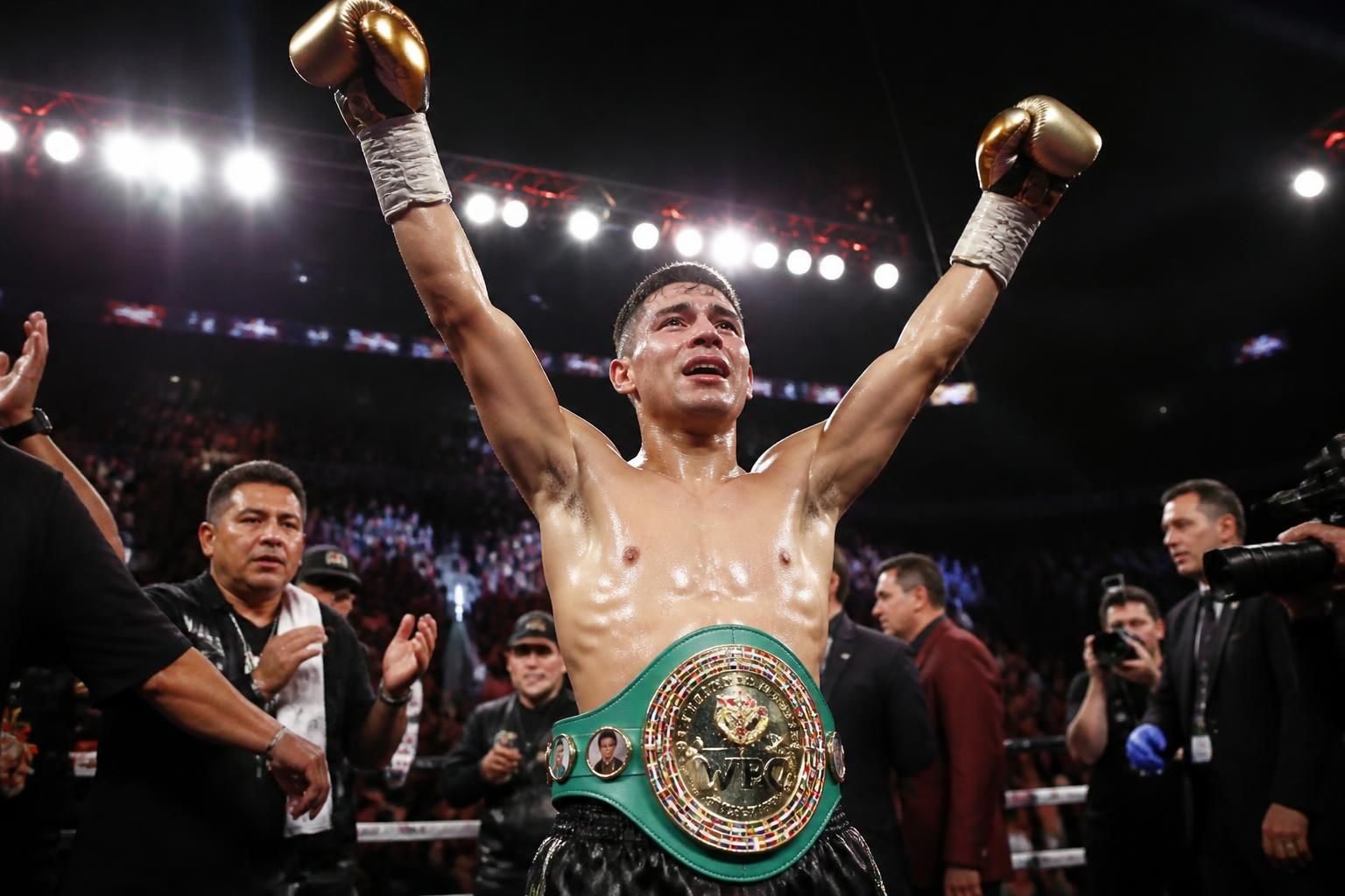 camarón zepeda vence a roach y se consagra como el nuevo campeón mundial ligero del cmb en un combate emocionante.