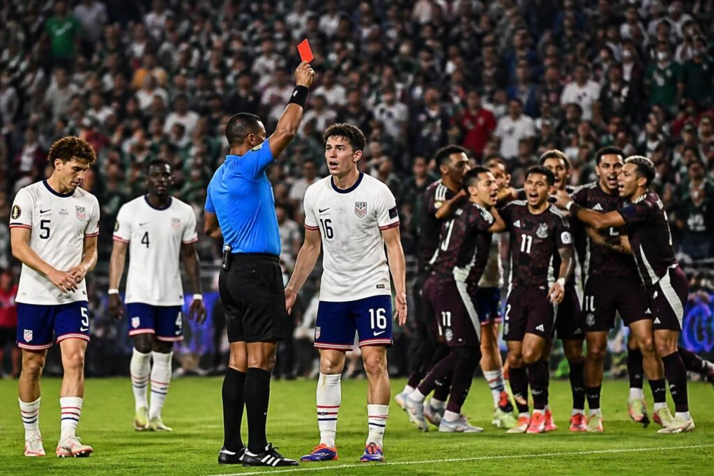 descubre cómo una polémica tarjeta roja durante la final sub-20 entre estados unidos y méxico influyó decisivamente en la derrota de estados unidos.