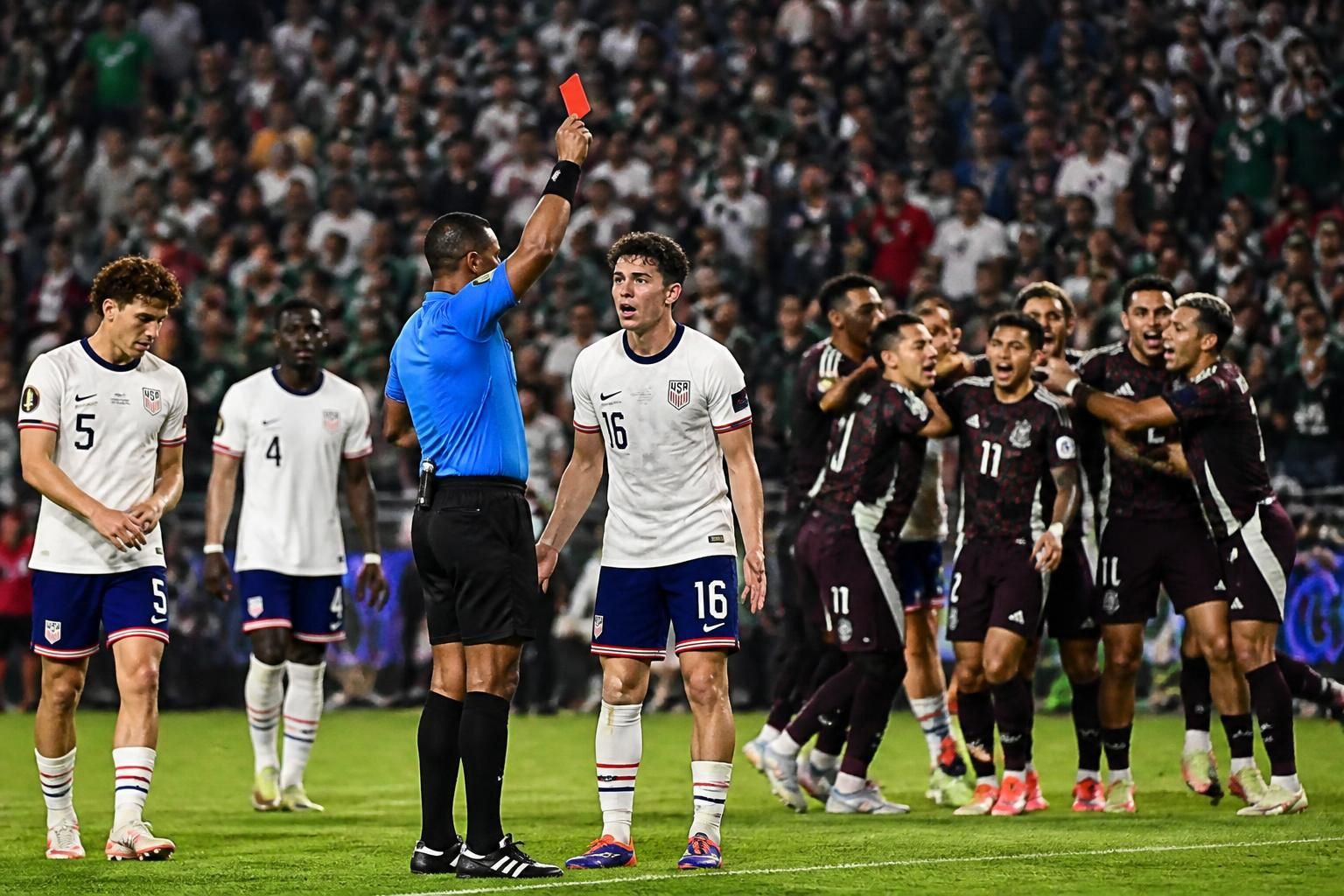 descubre cómo una polémica tarjeta roja durante la final sub-20 entre estados unidos y méxico influyó decisivamente en la derrota de estados unidos.
