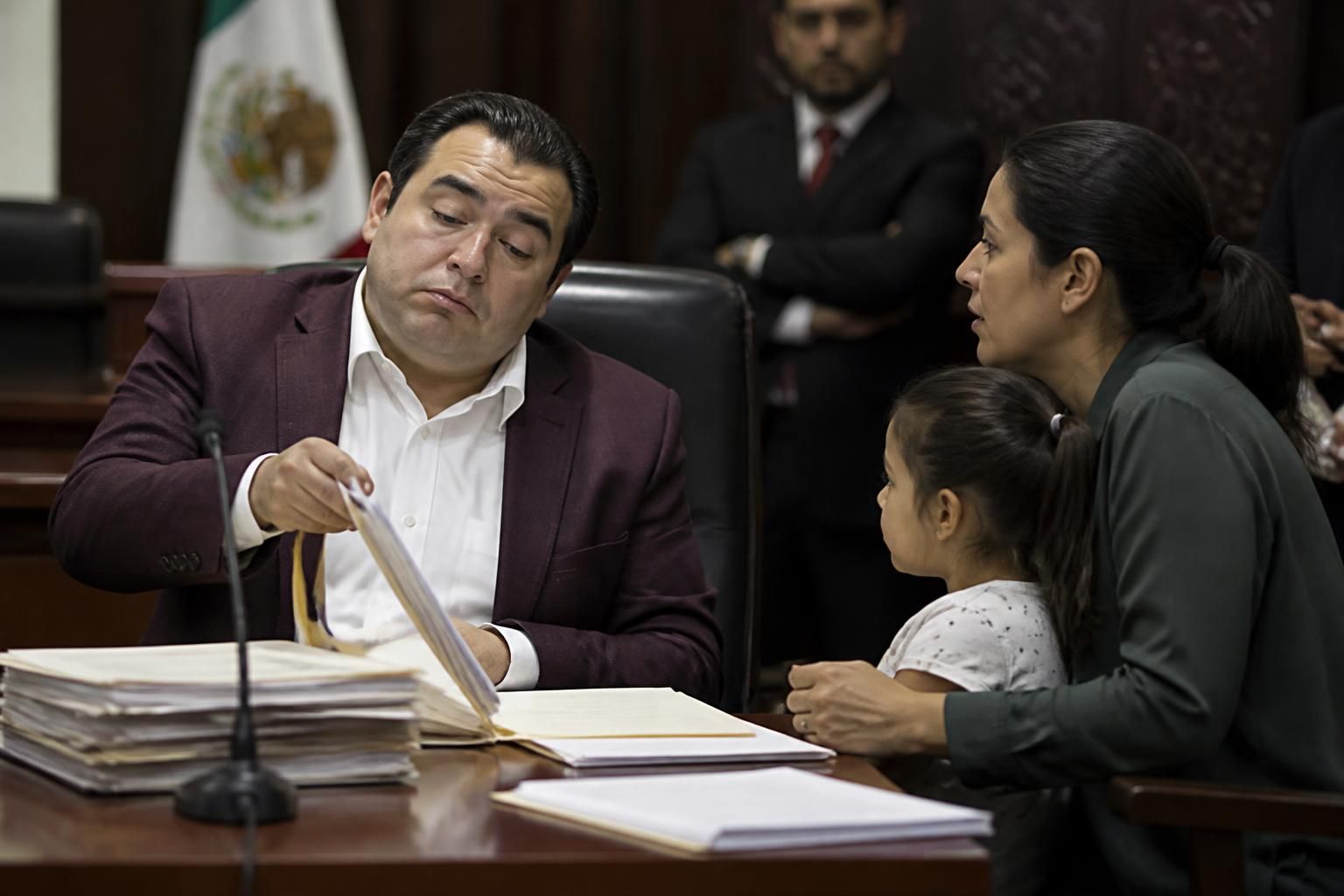 un diputado de morena emplea tácticas dilatorias para evitar el pago de la pensión alimenticia de su hija, generando controversia y críticas en la opinión pública.