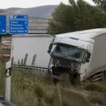 un joven camionero de 23 años resulta herido tras salirse de la autopista ap-15 cerca de olóriz. conoce los detalles del accidente y el estado del conductor.