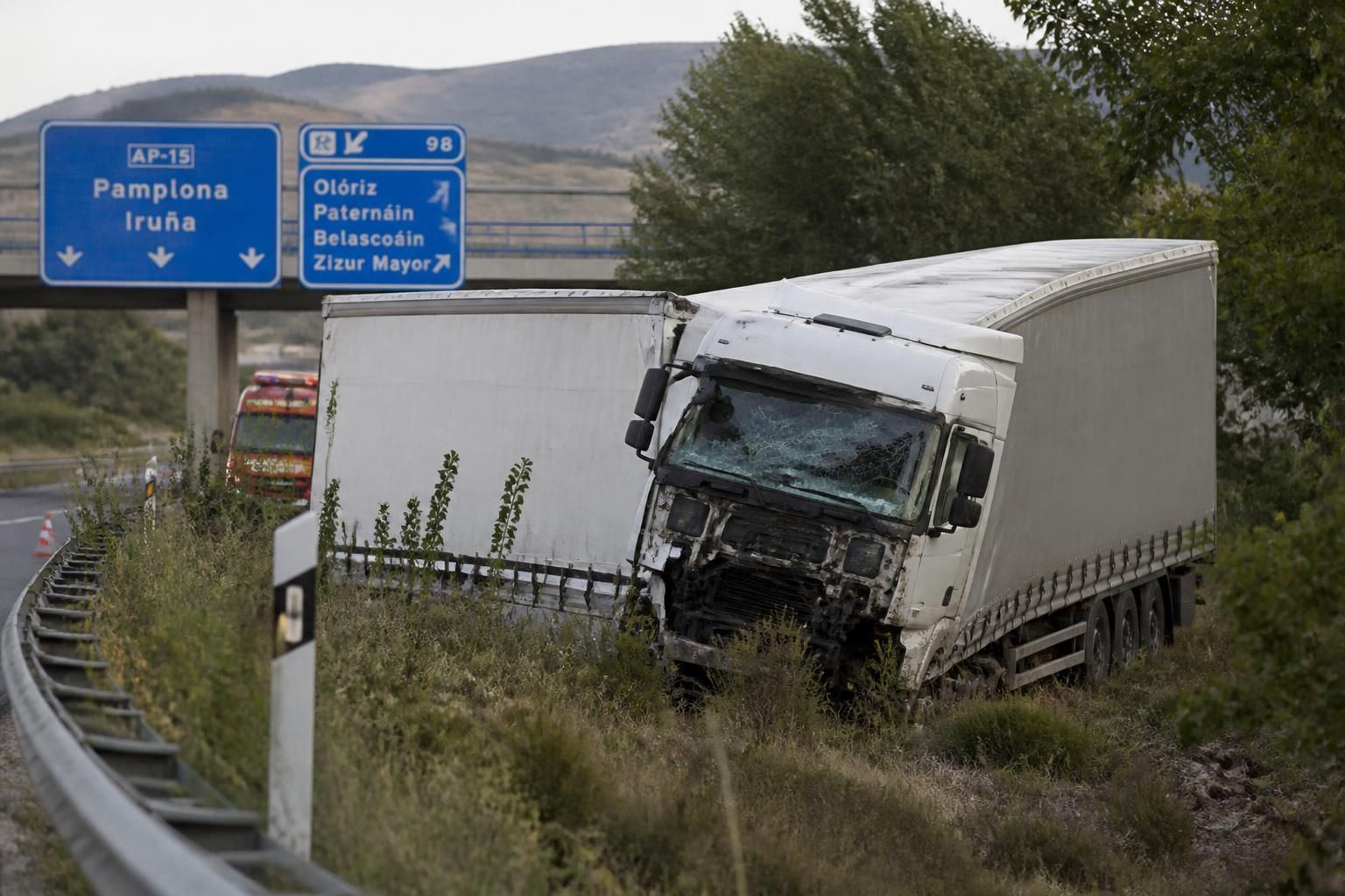un joven camionero de 23 años resulta herido tras salirse de la autopista ap-15 cerca de olóriz. conoce los detalles del accidente y el estado del conductor.