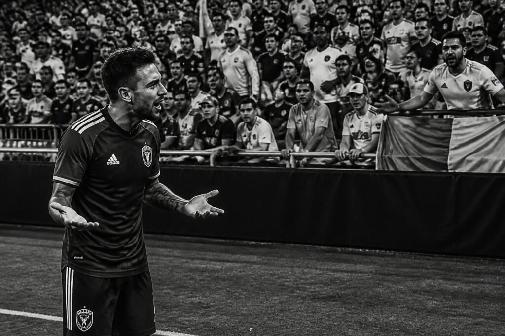 jugador del timbers critica duramente a la afición del américa tras la derrota en la leagues cup, generando controversia y debates entre los seguidores.