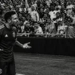 jugador del timbers critica duramente a la afición del américa tras la derrota en la leagues cup, generando controversia y debates entre los seguidores.