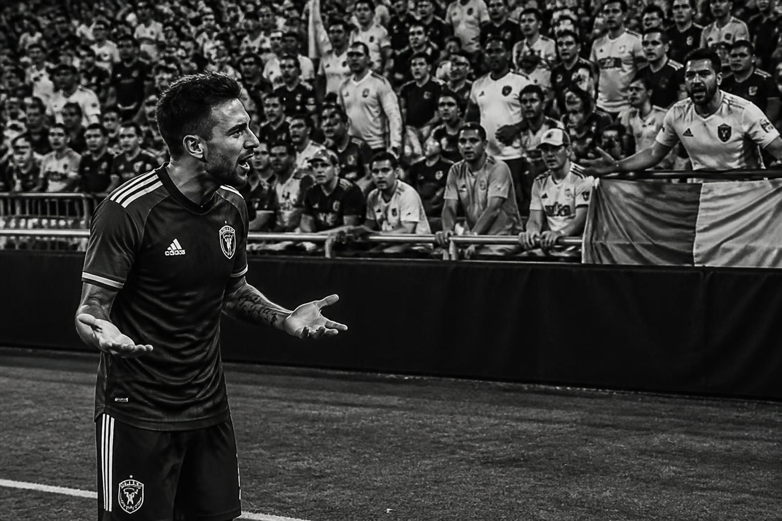 jugador del timbers critica duramente a la afición del américa tras la derrota en la leagues cup, generando controversia y debates entre los seguidores.
