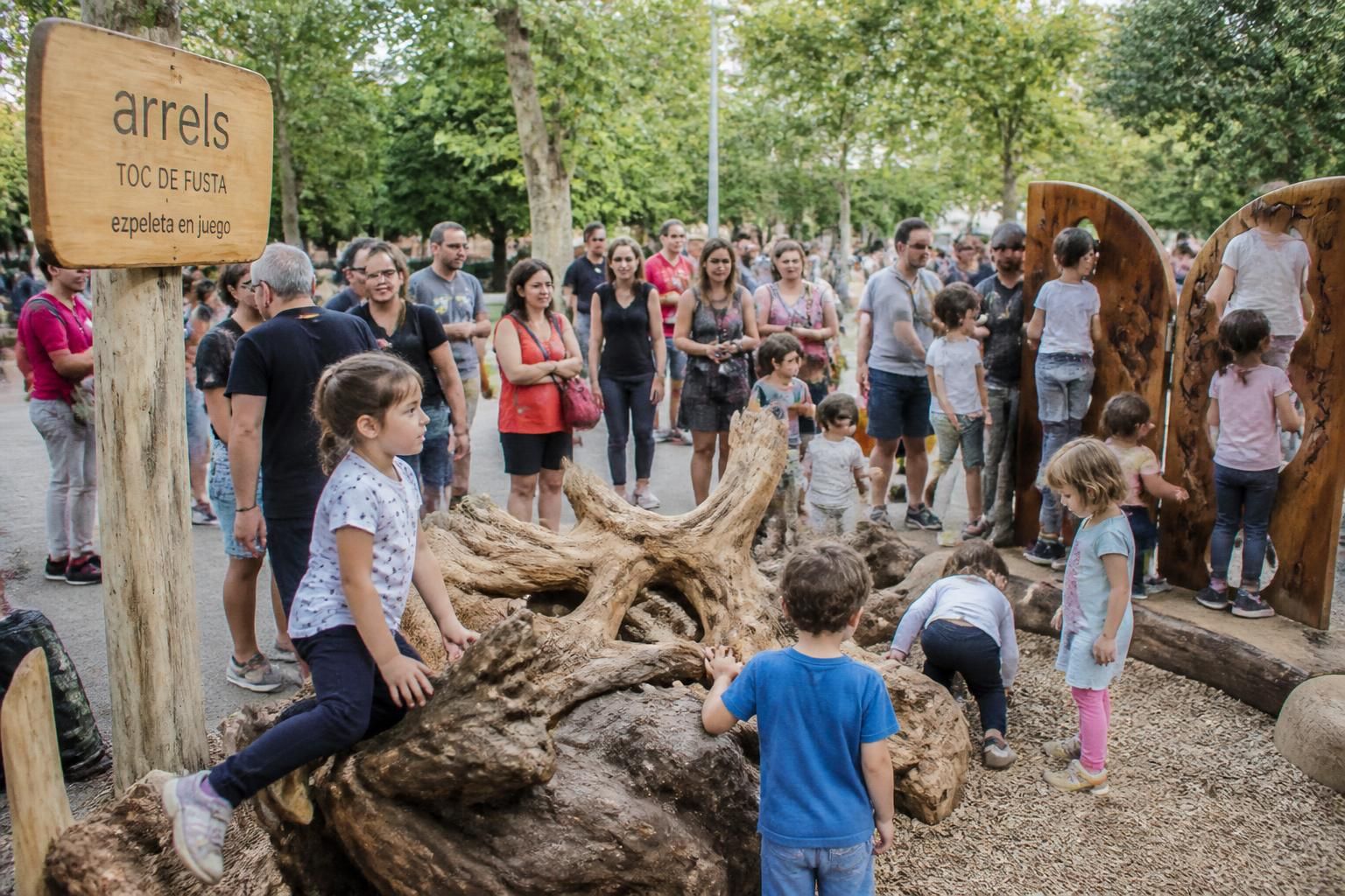 la instalación 'arrels' del grupo toc de fusta inaugura 'ezpeleta en juego', una propuesta recreativa y educativa diseñada especialmente para niños, que fomenta la diversión y el aprendizaje en un ambiente interactivo.