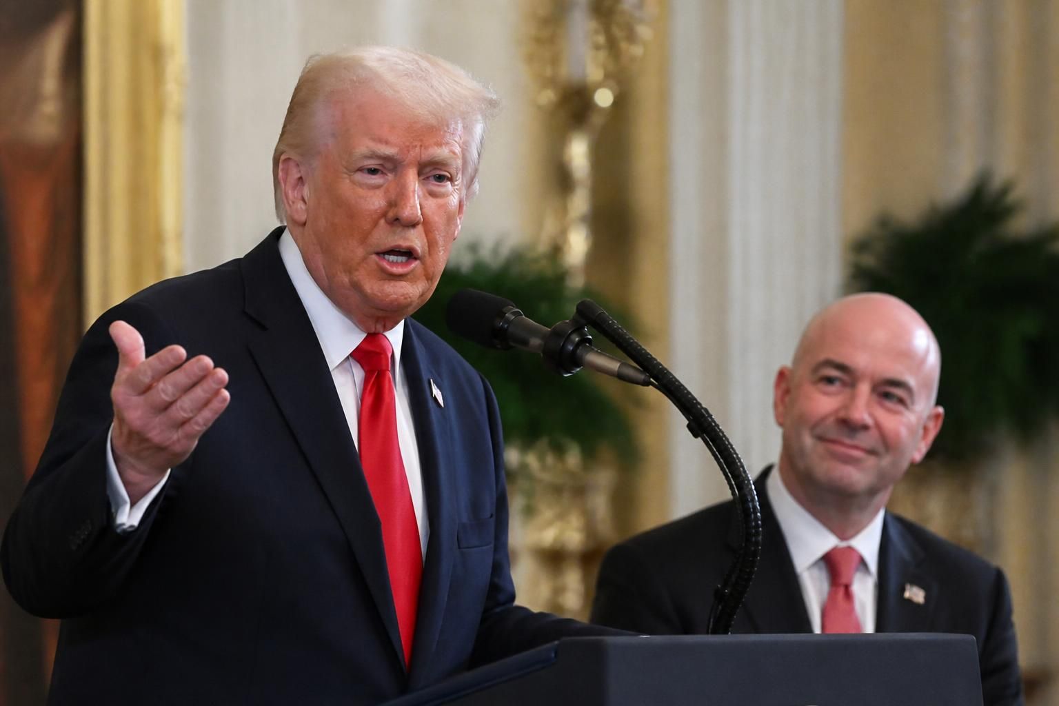 trump interviene para apoyar a infantino, destacando su liderazgo y visión en el mundo del fútbol.