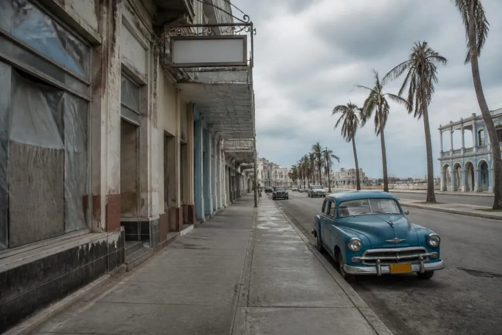 el turismo en cuba enfrenta una fuerte caída del 60.7% en el primer semestre de 2026, afectando la economía y el sector hotelero del país.