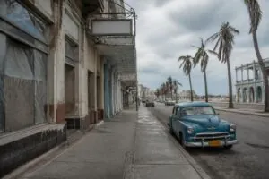 el turismo en cuba enfrenta una fuerte caída del 60.7% en el primer semestre de 2026, afectando la economía y el sector hotelero del país.