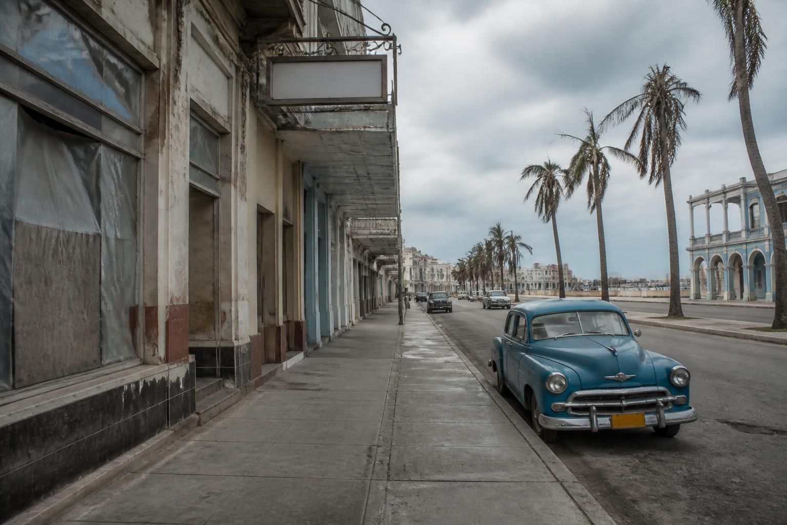 el turismo en cuba enfrenta una fuerte caída del 60.7% en el primer semestre de 2026, afectando la economía y el sector hotelero del país.