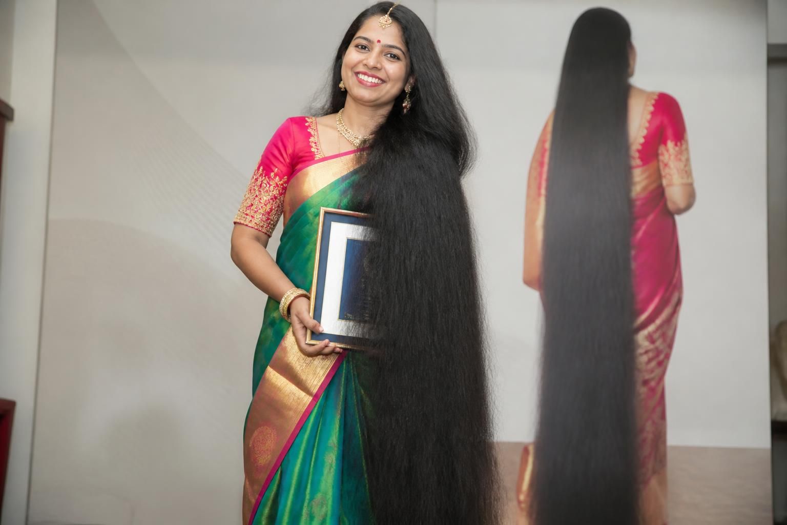 una mujer india logra un récord guinness por tener la melena más larga del mundo, después de casi diez años sin cortarse el cabello, mostrando una dedicación y cuidado excepcionales.
