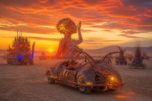 descubre los vehículos mutantes y las obras de arte más impresionantes en burning man 2026, el evento que transforma el desierto en una experiencia única e inolvidable.
