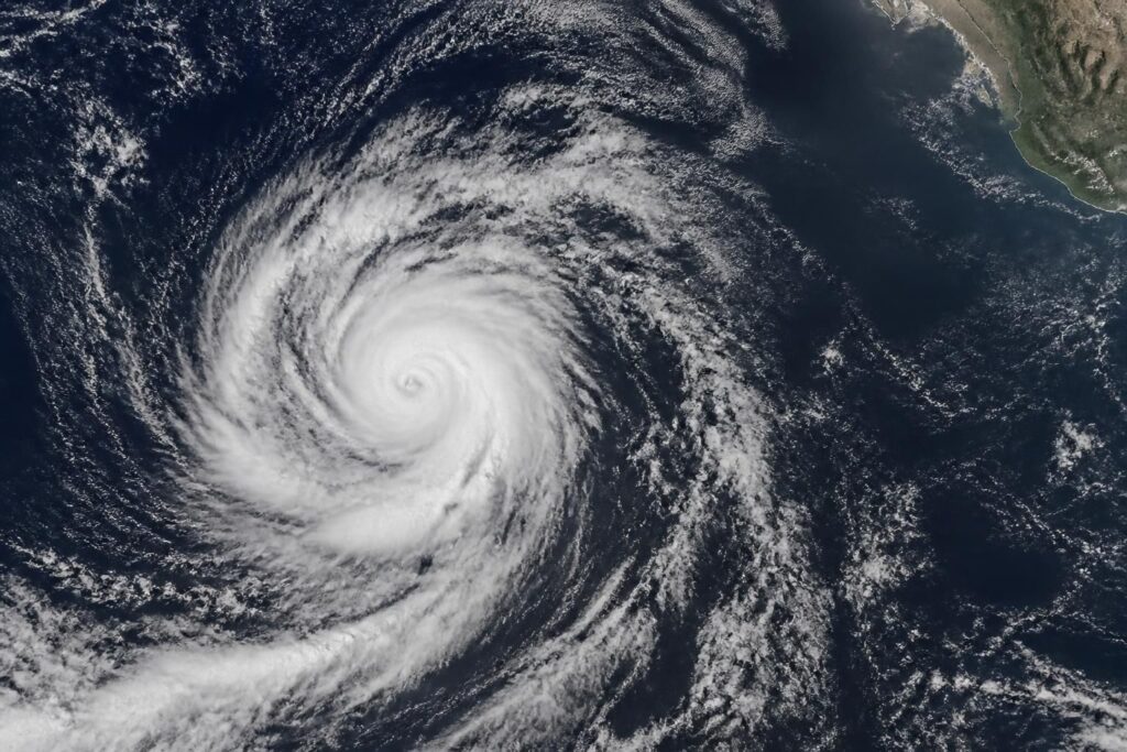 la tormenta tropical marie se forma en el océano pacífico, generando alerta lejos de las costas del suroeste de méxico con posibles impactos meteorológicos.