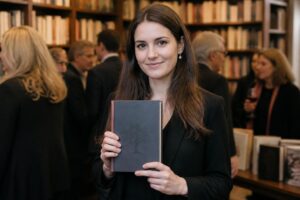 lark dimond-cates, hijastra de la famosa autora infantil, presenta su nuevo libro lleno de aventuras y magia para niños.