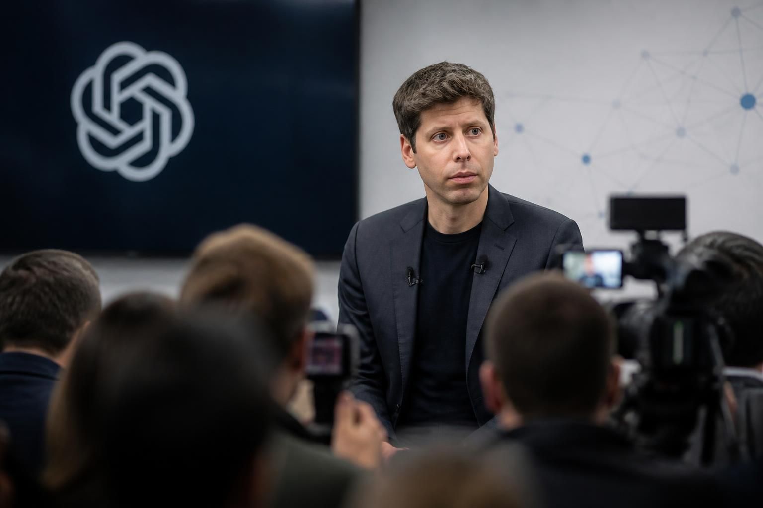 sam altman anuncia que openai está dispuesto a ralentizar el avance de la inteligencia artificial para asegurar un desarrollo seguro y responsable.
