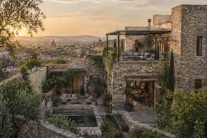 descubre la residencia en san miguel de allende diseñada por manuel cervantes, ahora a la venta por 6,9 millones de dólares.