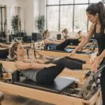 descubre en club pilates jones valley una demostración práctica de ejercicios de pilates para mejorar la fuerza, la flexibilidad y el bienestar.
