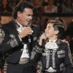 con solo 12 años, el nieto de pedro fernández emociona al público al interpretar junto a su abuelo «la de la mochila azul».