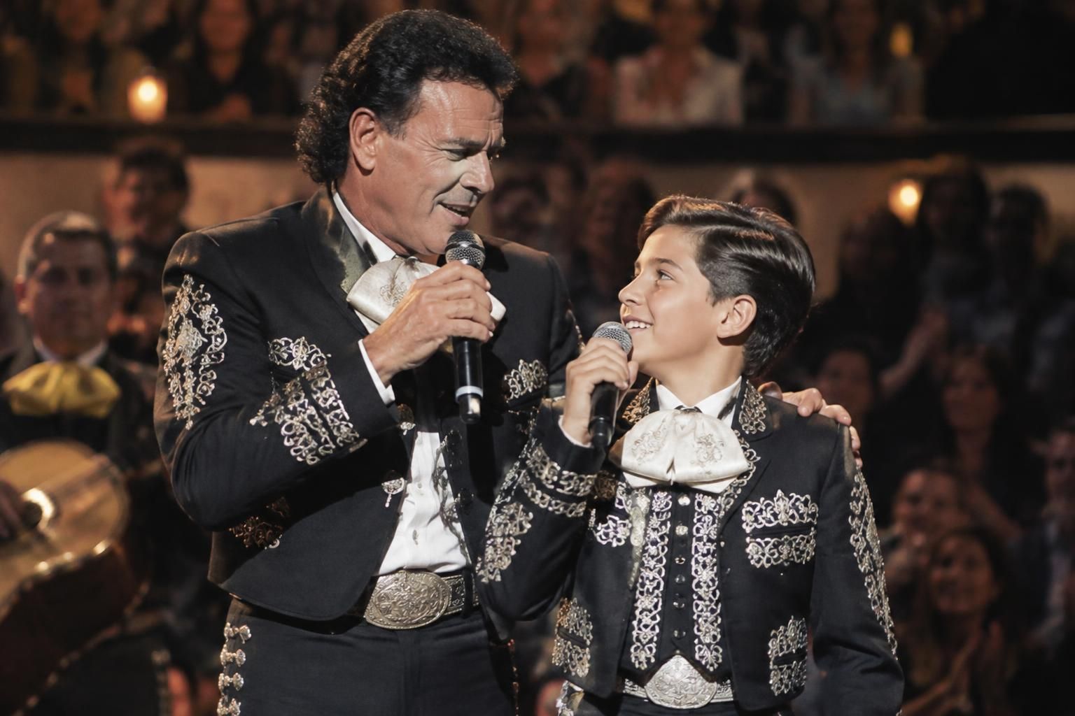 con solo 12 años, el nieto de pedro fernández emociona al público al interpretar junto a su abuelo «la de la mochila azul».