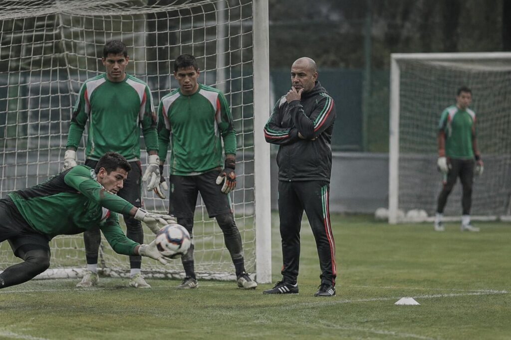 conejo pérez analiza a los próximos porteros de la selección mexicana y deja fuera a andrés gudiño de sus planes para el tri.