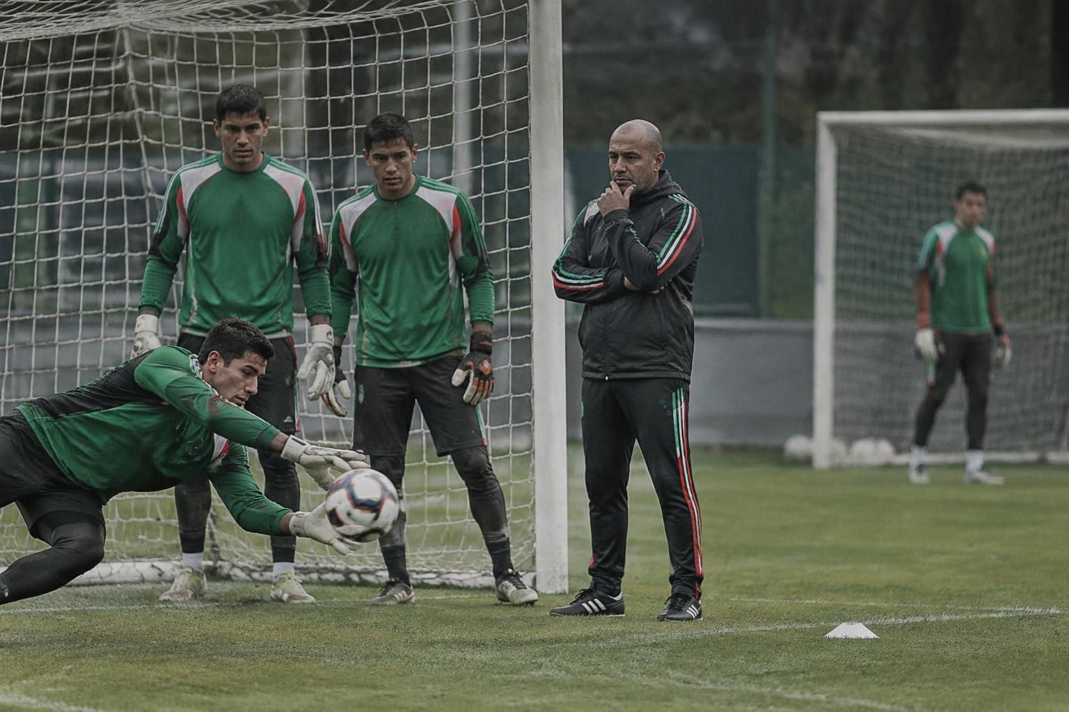 conejo pérez analiza a los próximos porteros de la selección mexicana y deja fuera a andrés gudiño de sus planes para el tri.