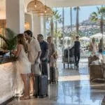 el auge turístico impulsará más de 59.000 empleos en los hoteles andaluces este verano, un 10 % más.