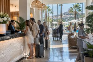 el auge turístico impulsará más de 59.000 empleos en los hoteles andaluces este verano, un 10 % más.