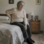 a sus 70 años, elettra lidiaba con dolores de espalda y piernas cansadas. descubre cómo estos síntomas afectaban su día a día.