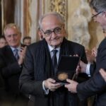 enrique vila-matas recibe el premio nacional de las letras 2026, que reconoce la originalidad y la trayectoria de una de las voces más destacadas de la literatura española.