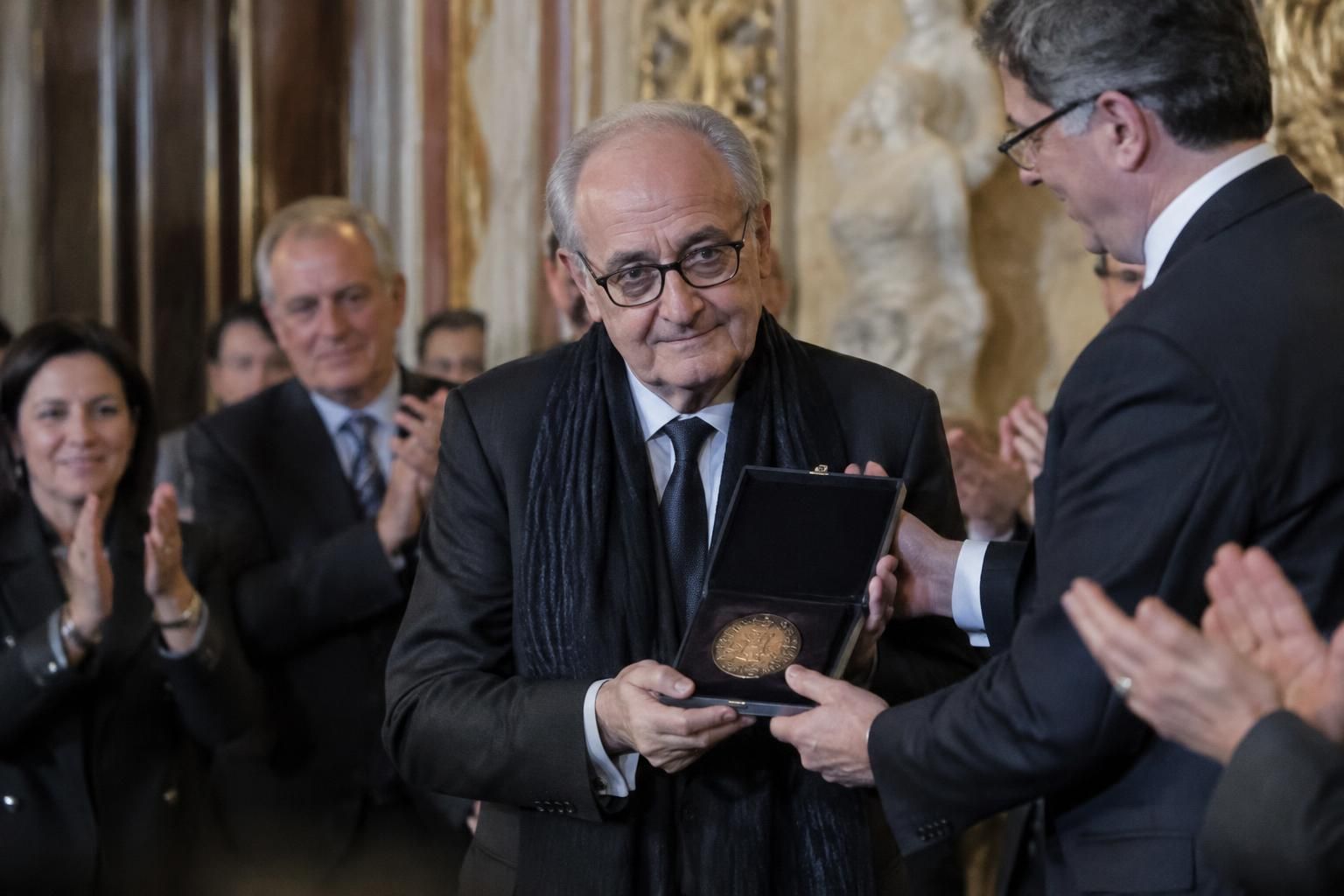 enrique vila-matas recibe el premio nacional de las letras 2026, que reconoce la originalidad y la trayectoria de una de las voces más destacadas de la literatura española.