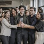 los cinco veinteañeros que fundaron golem reciben un premio que reconocen como un logro de todo el equipo.
