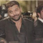 ricky martin responde con humor a los rumores de romance con eduardo verástegui y comparte las palabras con las que reaccionó.